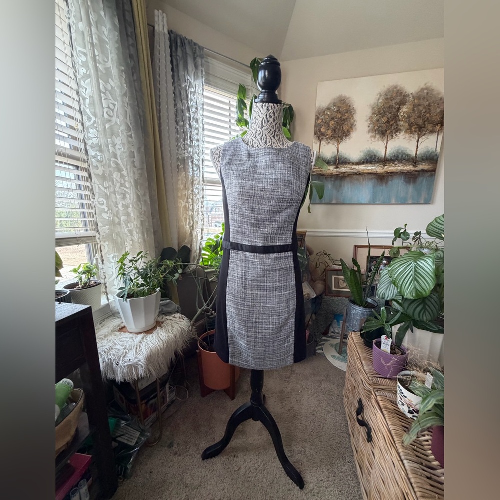 EUC Elle Women’s Black and Gray Sleeveless Dress